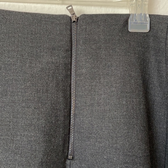 Cute skirt .loft brand size 6 color gray. Mini - Picture 4 of 6